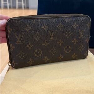 Louis Vuitton Authentic Zippy Monogram Pattern Wallet